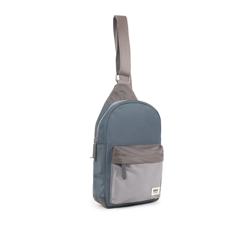 ROKA Willesden Große Tasche aus recyceltem Nylon | Grau-Ton