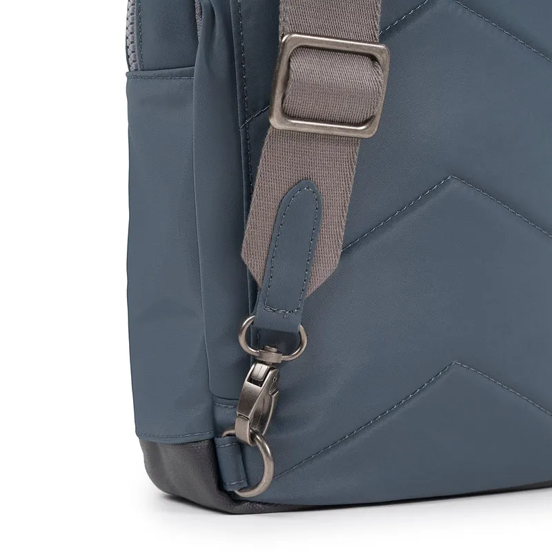 ROKA Willesden Große Tasche aus recyceltem Nylon | Grau-Ton