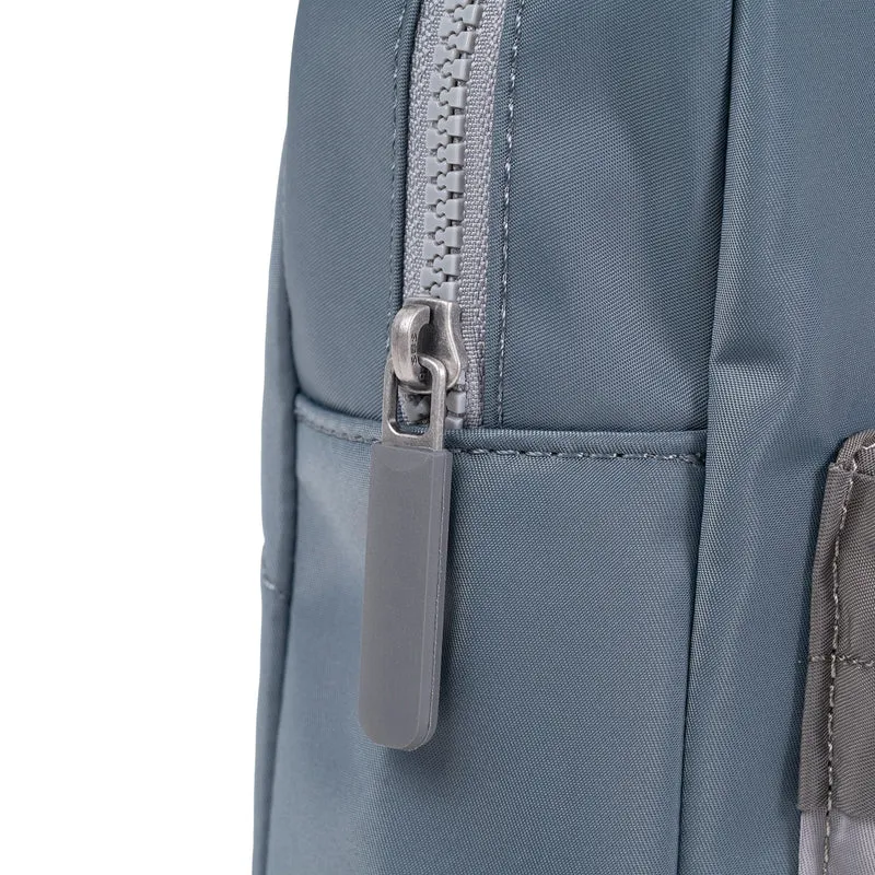 ROKA Willesden Große Tasche aus recyceltem Nylon | Grau-Ton