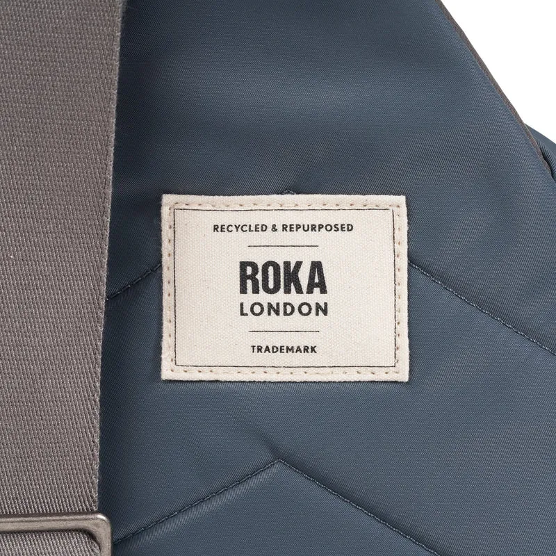 ROKA Willesden Große Tasche aus recyceltem Nylon | Grau-Ton