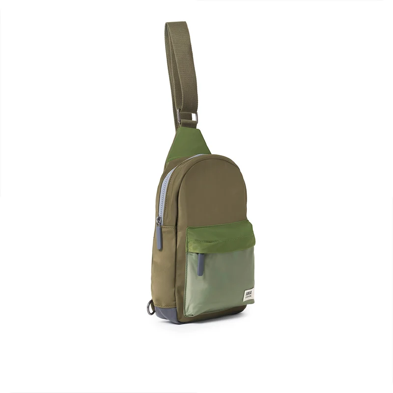 ROKA Willesden Große Tasche aus recyceltem Nylon | Militärfarben
