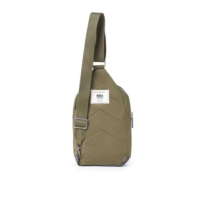 ROKA Willesden Große Tasche aus recyceltem Nylon | Militärfarben