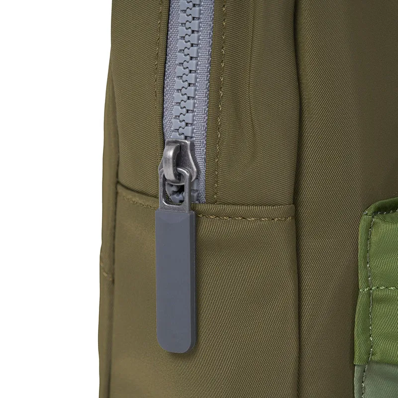 ROKA Willesden Große Tasche aus recyceltem Nylon | Militärfarben