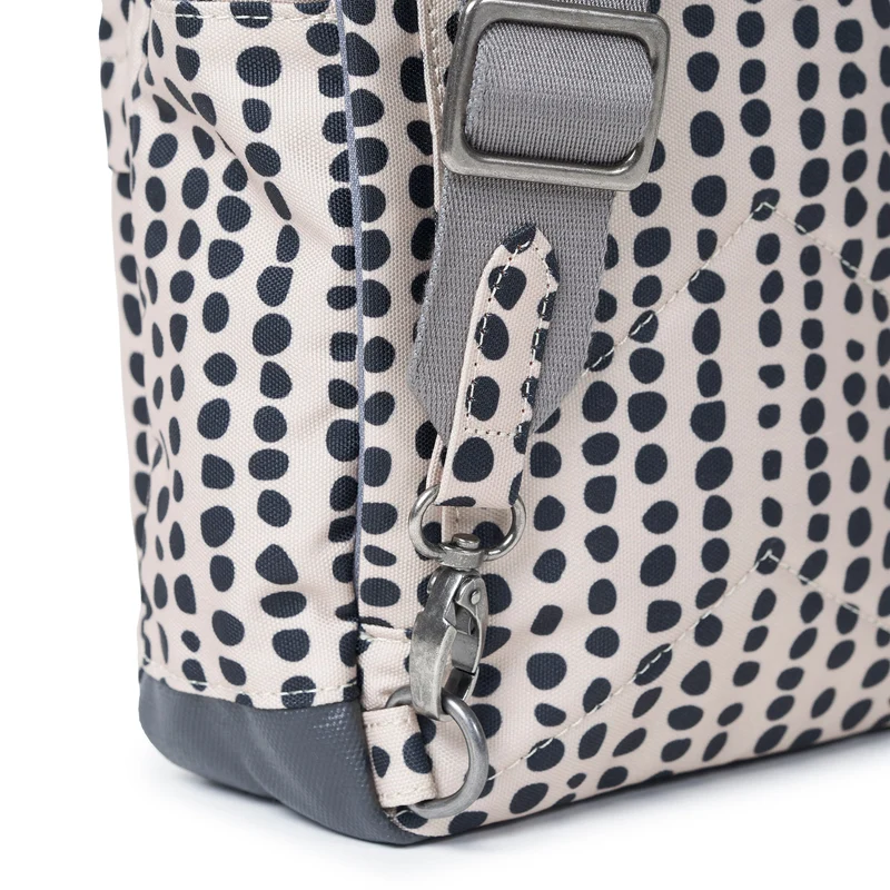 ROKA Willesden B Linear Dot Große Tasche aus recyceltem Canvas