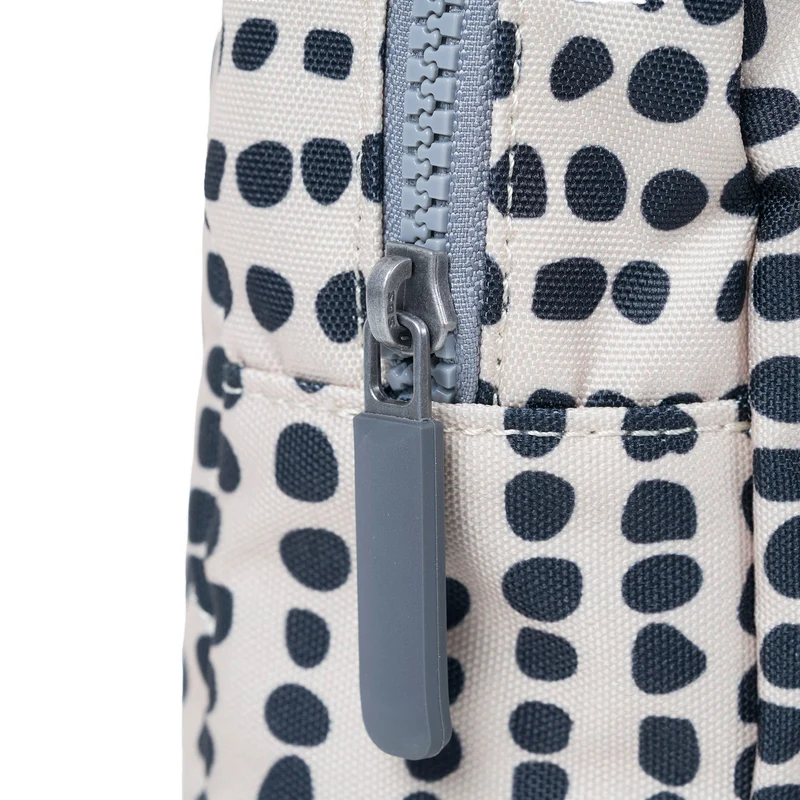 ROKA Willesden B Linear Dot Große Tasche aus recyceltem Canvas