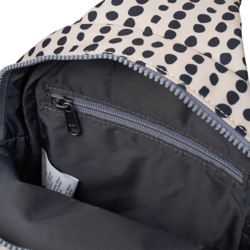 ROKA Willesden B Linear Dot Große Tasche aus recyceltem Canvas