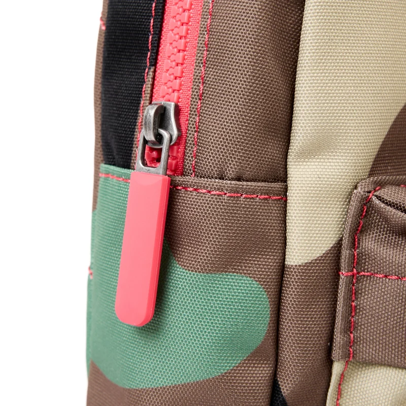 ROKA Willesden B Große Tasche aus recyceltem Vintage-Tarnstoff