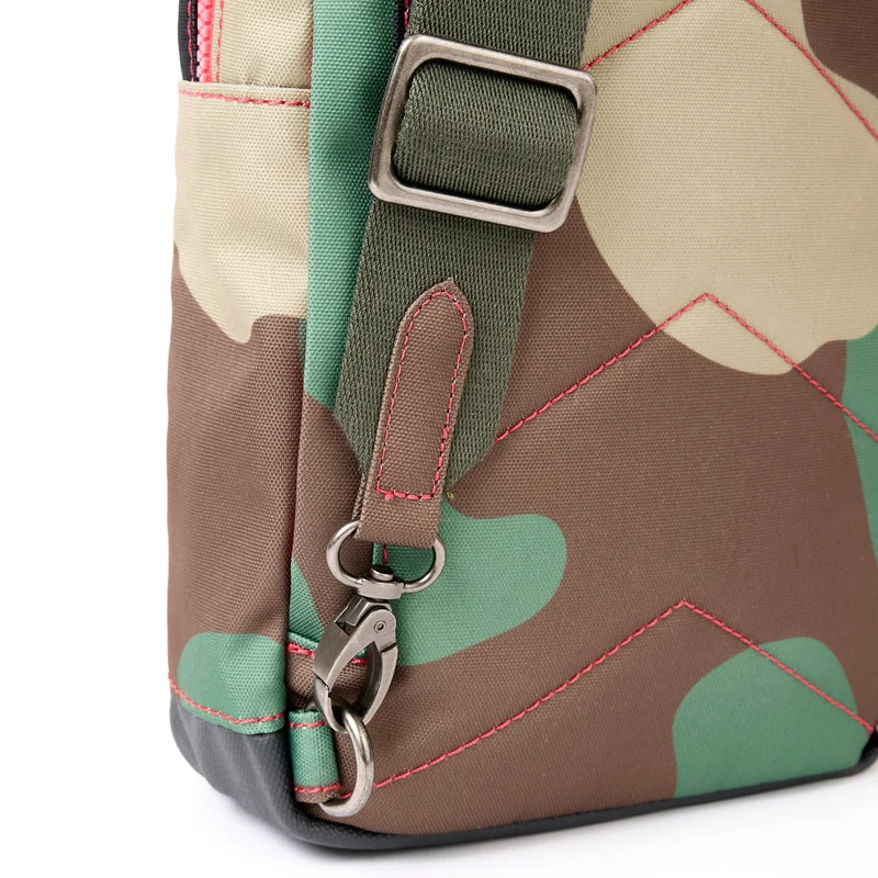ROKA Willesden B Große Tasche aus recyceltem Vintage-Tarnstoff