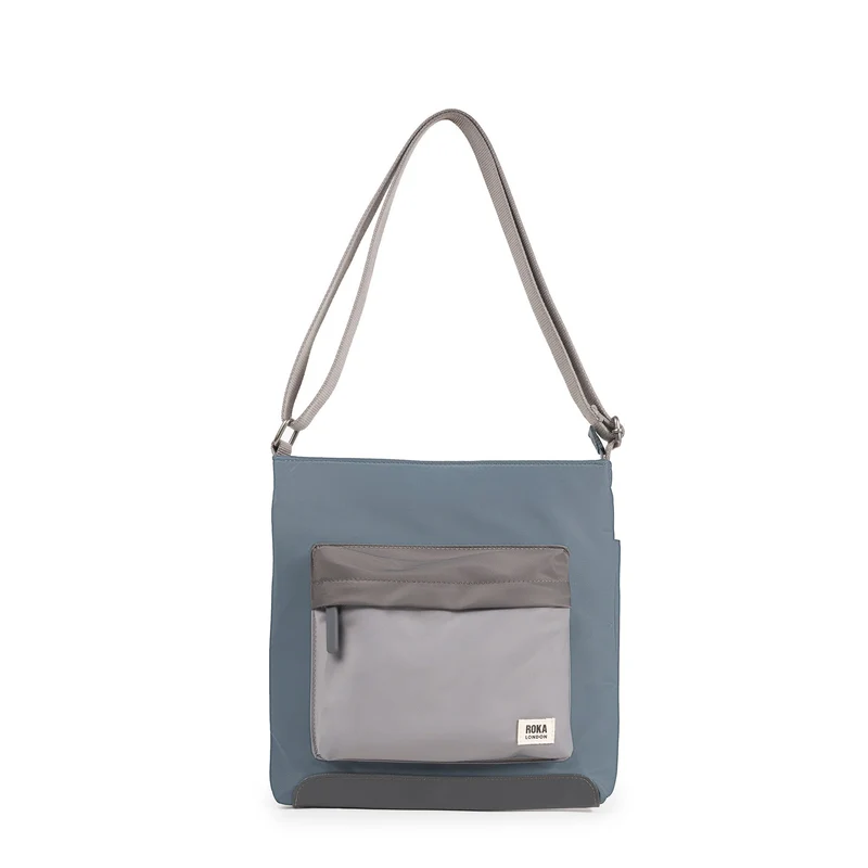 ROKA Kennington B Graue, mittelgroße Tasche aus recyceltem Nylon