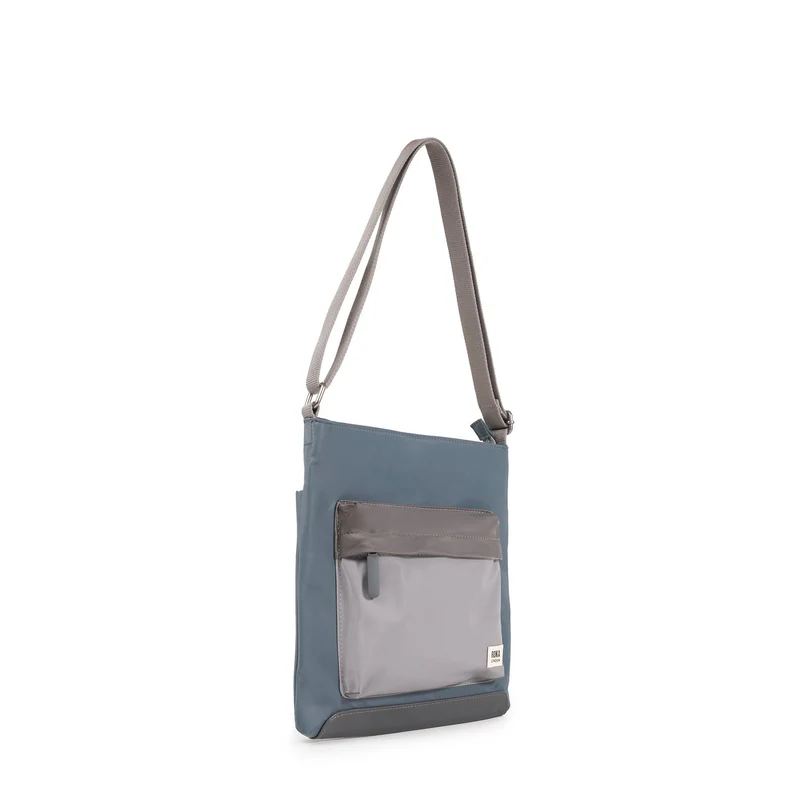 ROKA Kennington B Graue, mittelgroße Tasche aus recyceltem Nylon