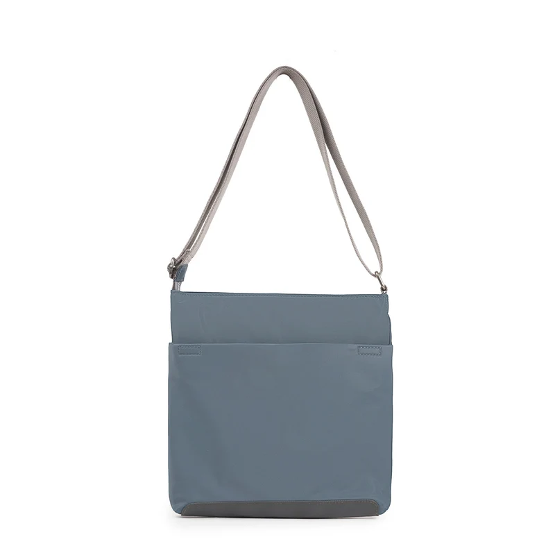 ROKA Kennington B Graue, mittelgroße Tasche aus recyceltem Nylon