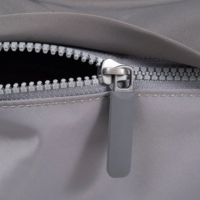 ROKA Kennington B Graue, mittelgroße Tasche aus recyceltem Nylon