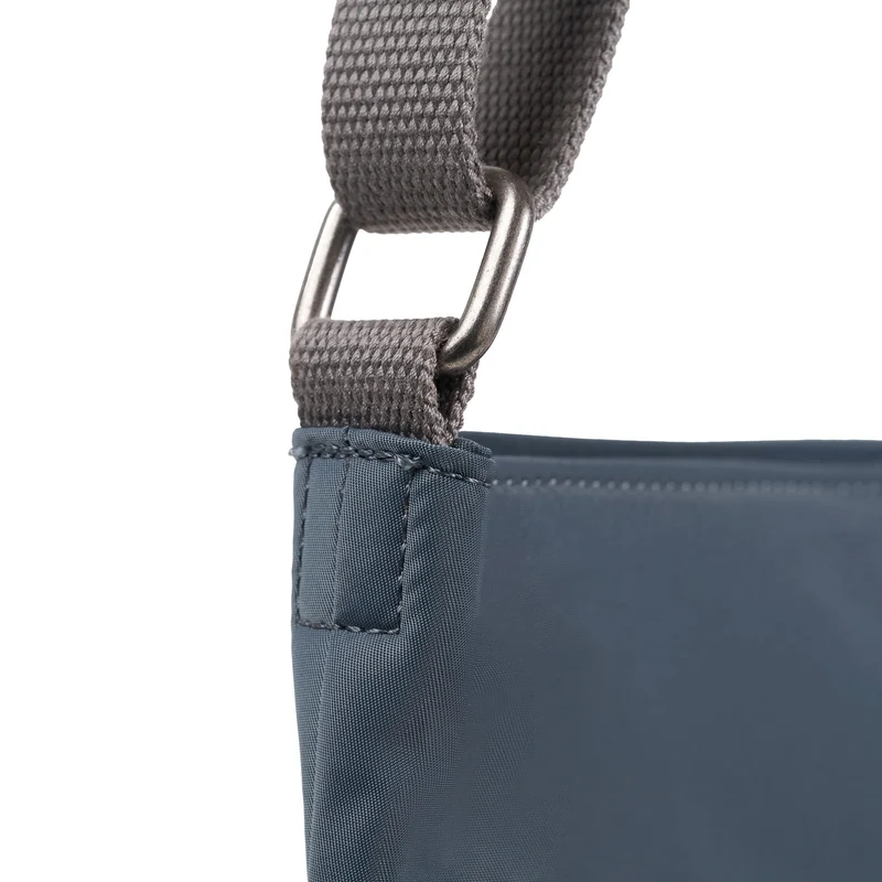 ROKA Kennington B Graue, mittelgroße Tasche aus recyceltem Nylon