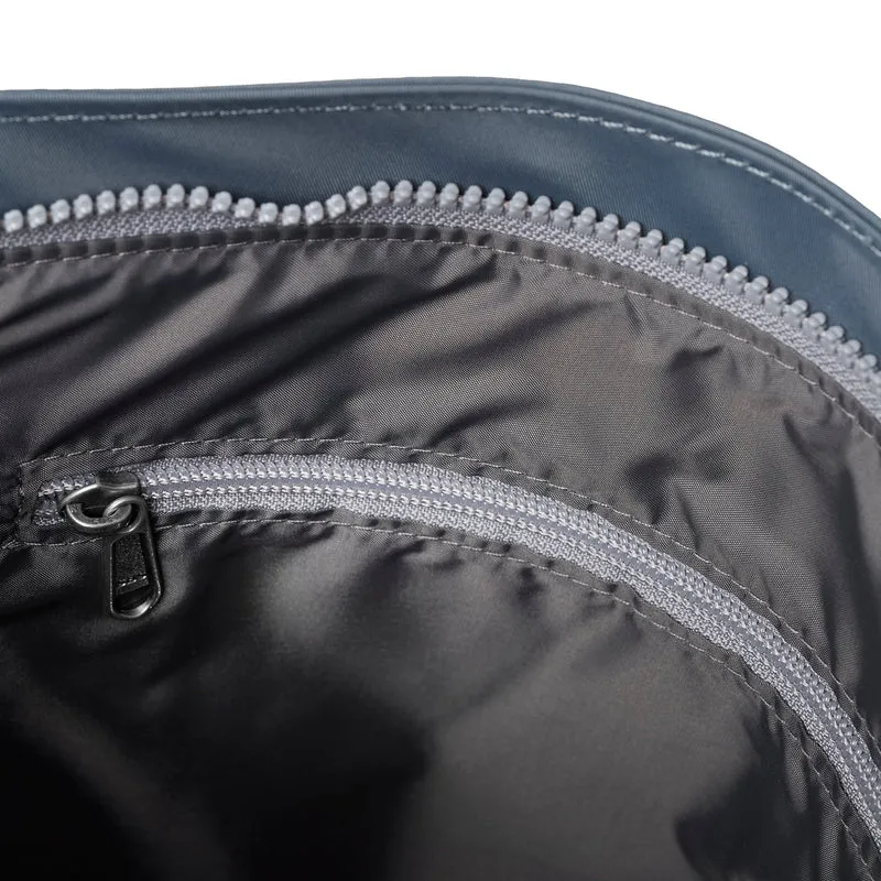ROKA Kennington B Graue, mittelgroße Tasche aus recyceltem Nylon