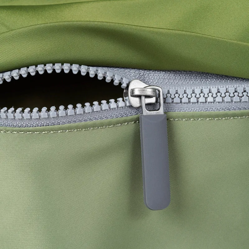 ROKA Kennington B Militärfarbene, mittelgroße Tasche aus recyceltem Nylon
