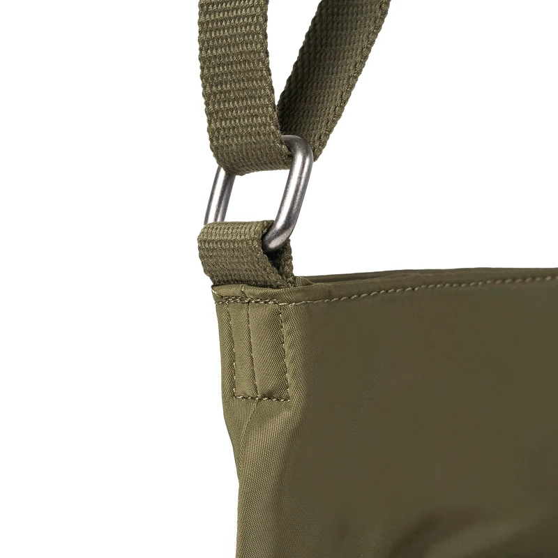 ROKA Kennington B Militärfarbene, mittelgroße Tasche aus recyceltem Nylon