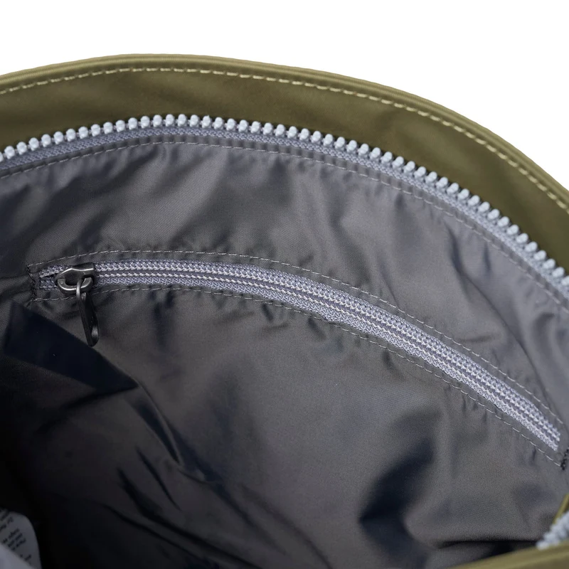 ROKA Kennington B Militärfarbene, mittelgroße Tasche aus recyceltem Nylon
