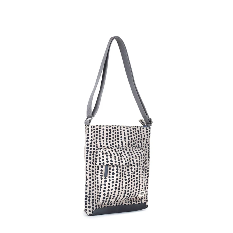 ROKA Kennington B Linear Dot Medium Tasche aus recyceltem Canvas
