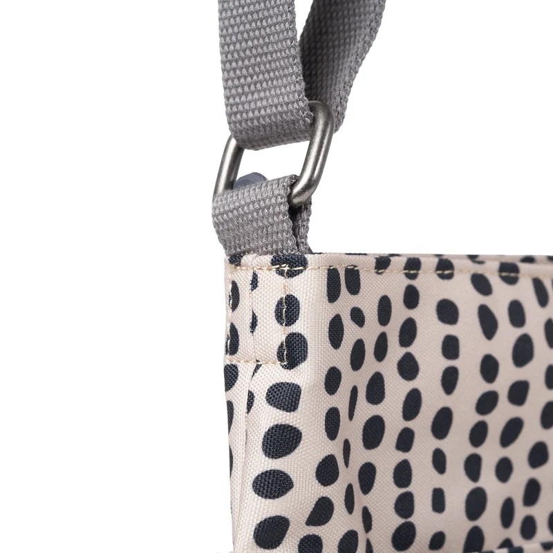 ROKA Kennington B Linear Dot Medium Tasche aus recyceltem Canvas