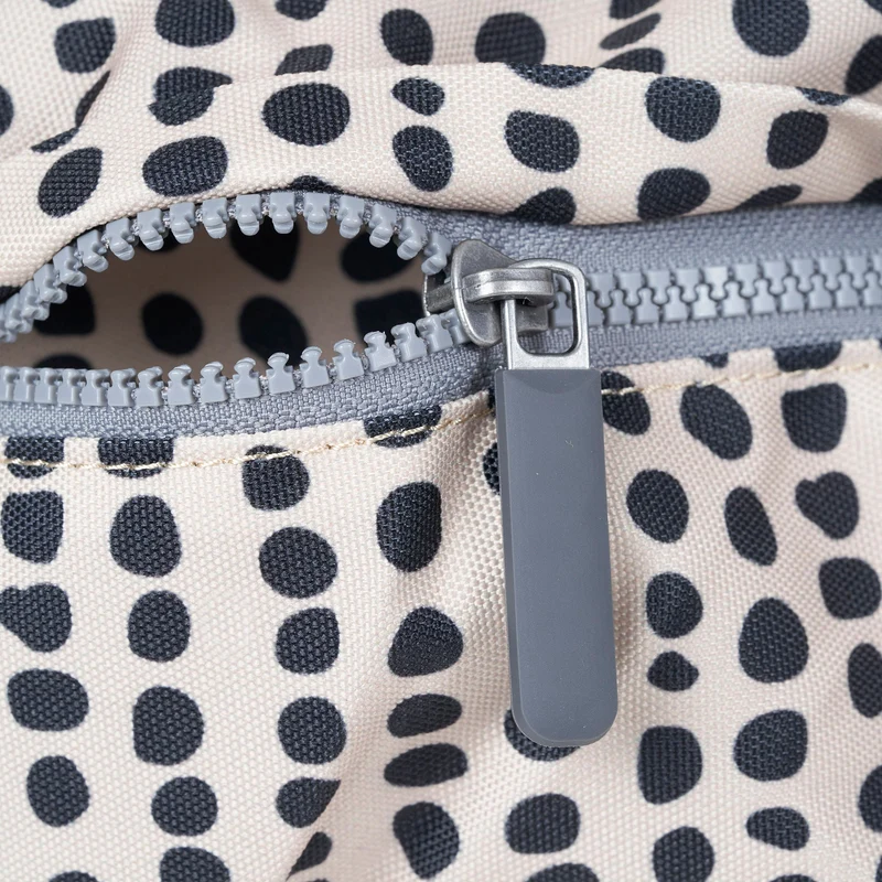 ROKA Kennington B Linear Dot Medium Tasche aus recyceltem Canvas