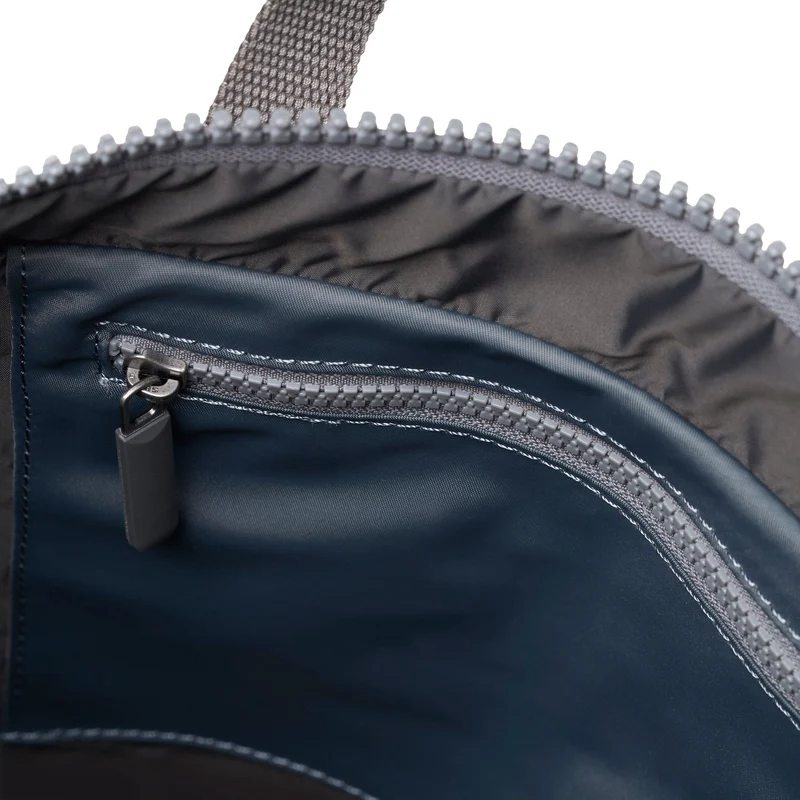 ROKA Canfield B Graue, mittelgroße Tasche aus recyceltem Nylon