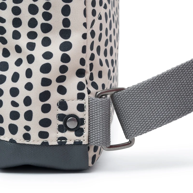 ROKA Bantry B Linear Dot Kleine Tasche aus recyceltem Canvas