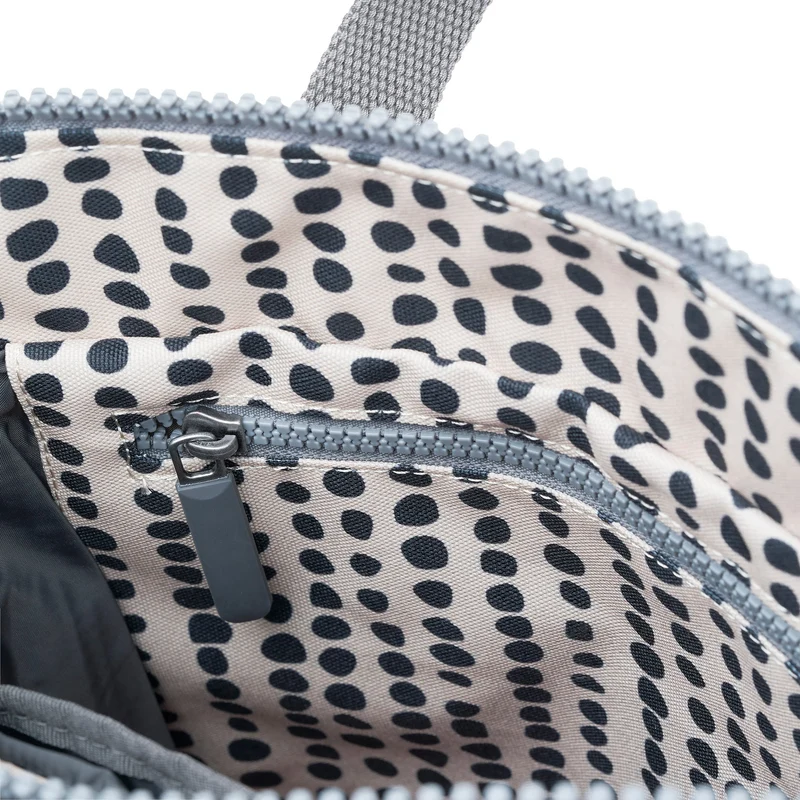 ROKA Bantry B Linear Dot Kleine Tasche aus recyceltem Canvas