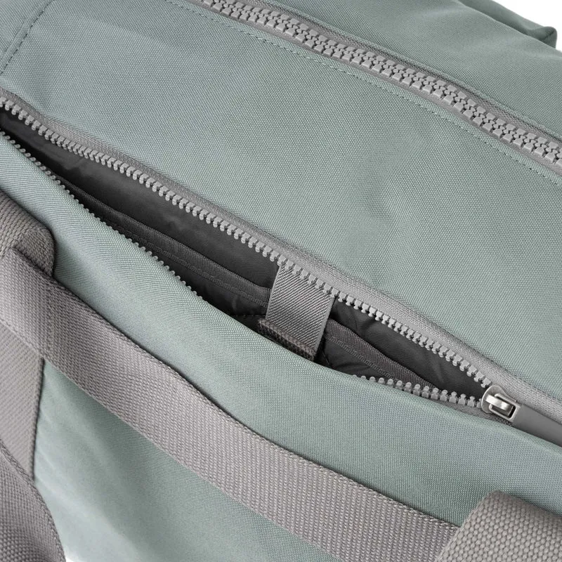 ROKA Gatwick Kleine Tasche aus recyceltem Canvas | Zinnfarben