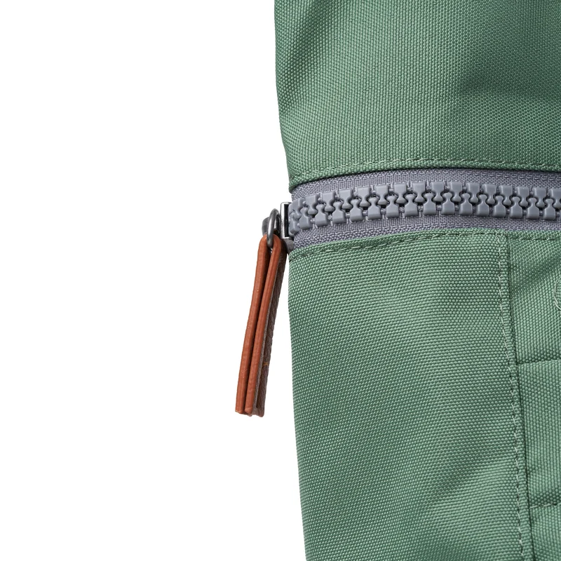 ROKA Finchley Eine große Tasche aus recyceltem Canvas von Frost
