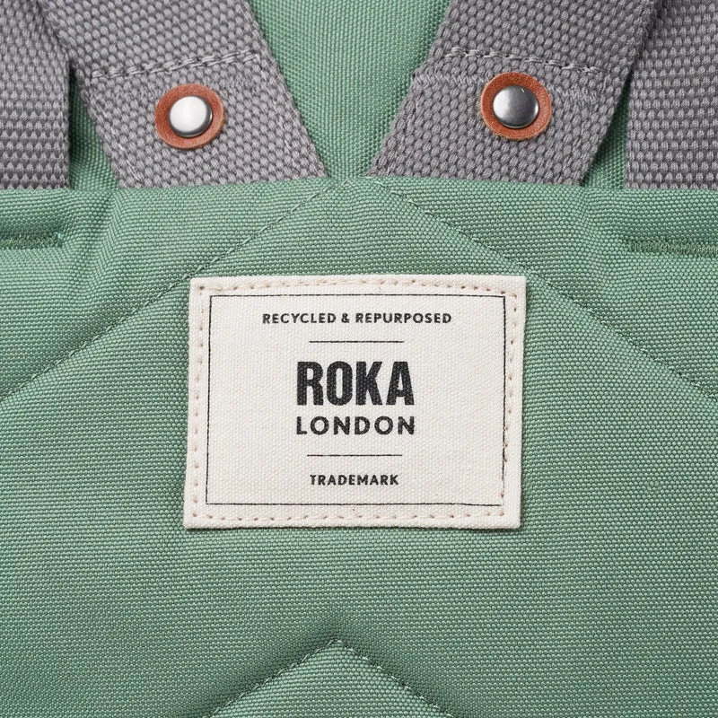 ROKA Finchley Eine große Tasche aus recyceltem Canvas von Frost