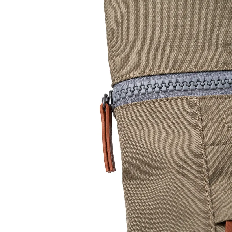 ROKA Finchley Eine große, taupefarbene Tasche aus recyceltem Canvas