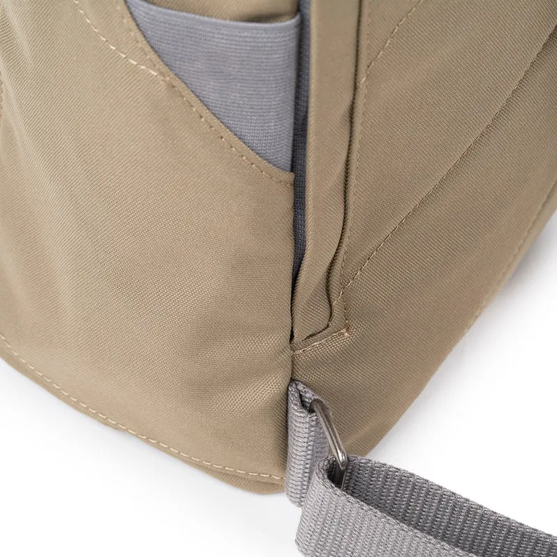 ROKA Finchley Eine große, taupefarbene Tasche aus recyceltem Canvas