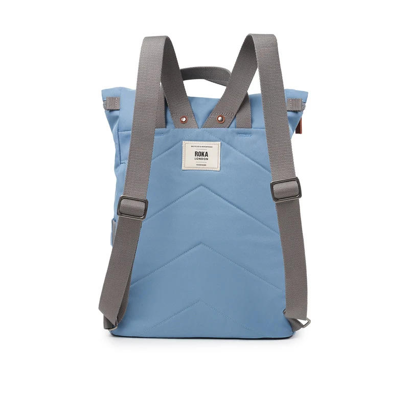 ROKA Finchley Eine große, blaue Retro-Tasche aus recyceltem Canvas