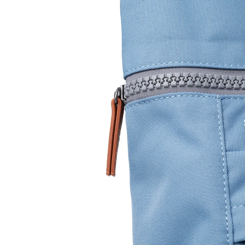 ROKA Finchley Eine große, blaue Retro-Tasche aus recyceltem Canvas