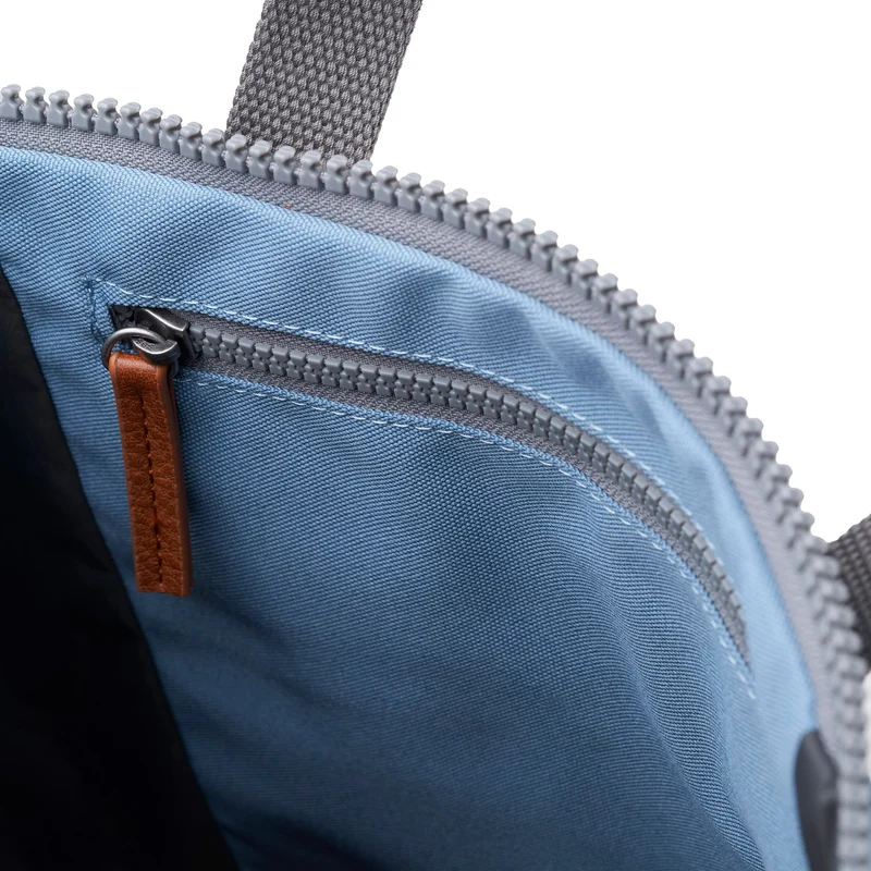 ROKA Finchley Eine große, blaue Retro-Tasche aus recyceltem Canvas