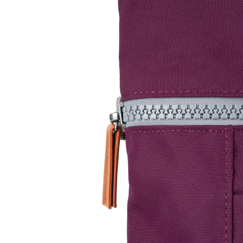 ROKA Finchley Eine große Tasche aus recyceltem Canvas mit Kirschlack-Optik