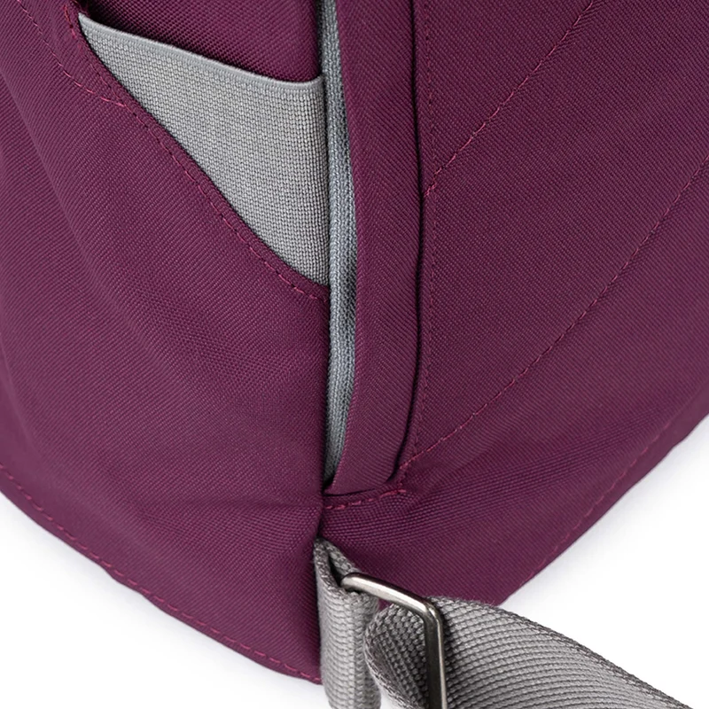 ROKA Finchley Eine große Tasche aus recyceltem Canvas mit Kirschlack-Optik