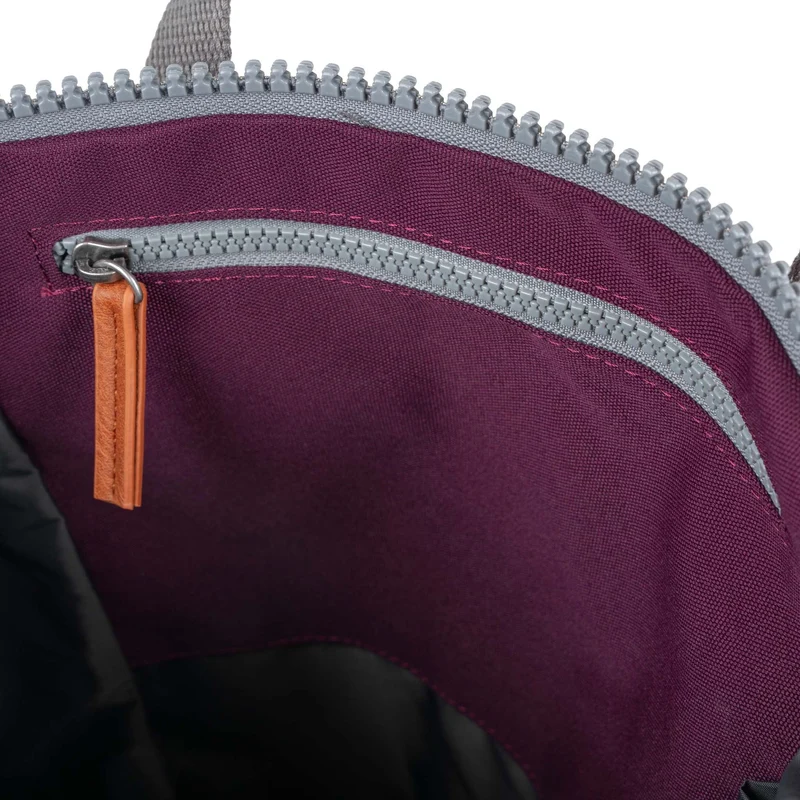 ROKA Finchley Eine große Tasche aus recyceltem Canvas mit Kirschlack-Optik