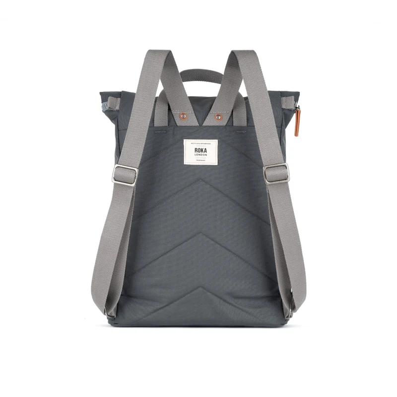ROKA Finchley Eine große, verblasste schwarze Tasche aus recyceltem Canvas