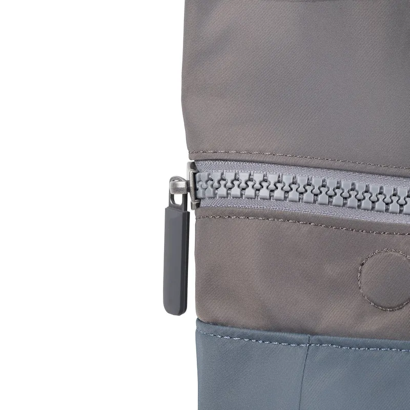 ROKA Canfield B Graue, tonale kleine Tasche aus recyceltem Nylon
