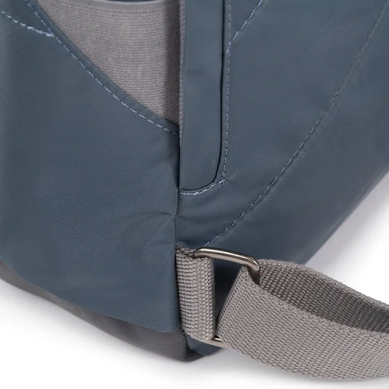 ROKA Canfield B Graue, tonale kleine Tasche aus recyceltem Nylon