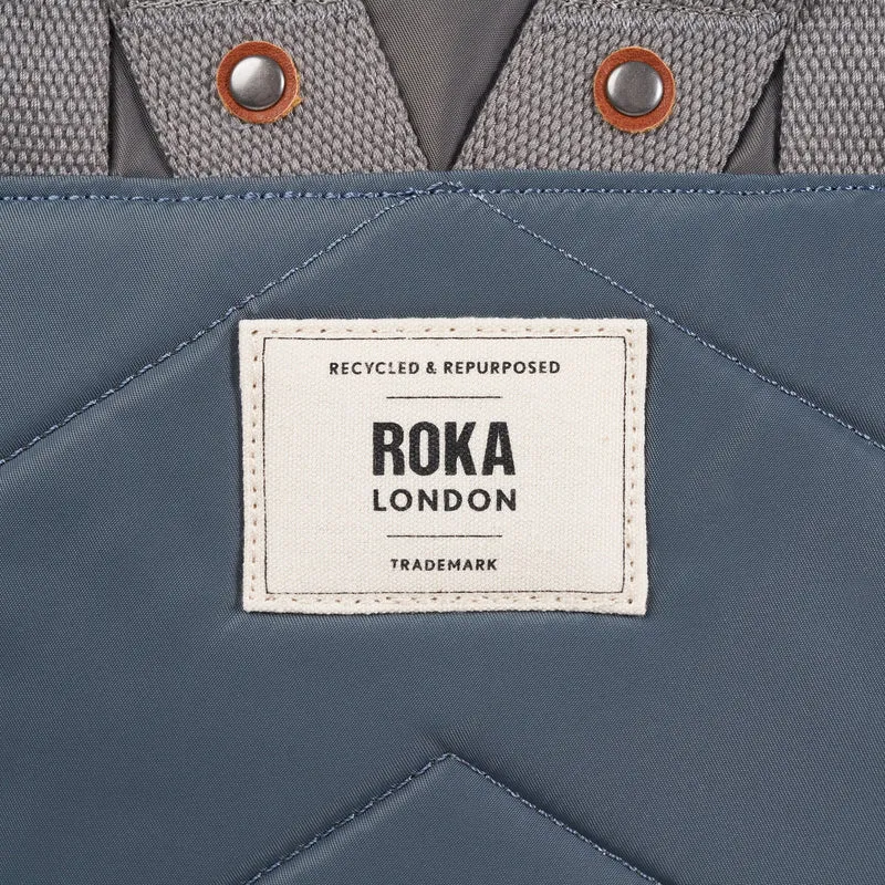 ROKA Canfield B Graue, tonale kleine Tasche aus recyceltem Nylon