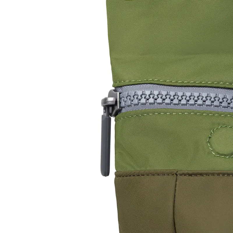 ROKA Canfield B Militärfarbene kleine Tasche aus recyceltem Nylon