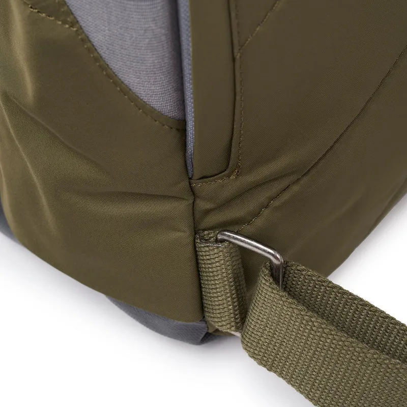 ROKA Canfield B Militärfarbene kleine Tasche aus recyceltem Nylon