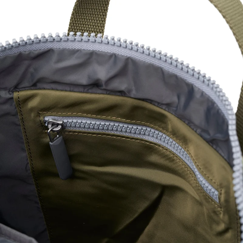 ROKA Canfield B Militärfarbene kleine Tasche aus recyceltem Nylon