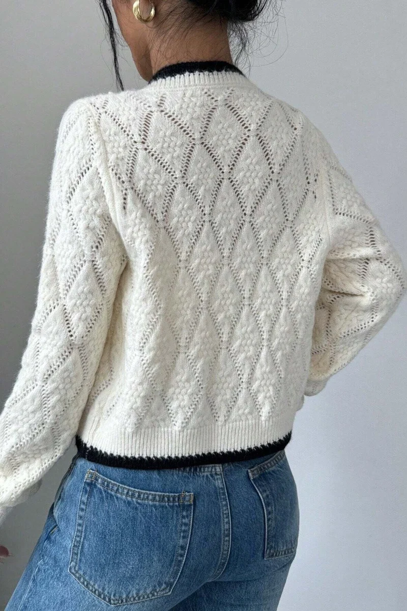 Kurze Strickjacke mit Lochmuster, Schleife und kontrastfarbenen Bordüren – Mila