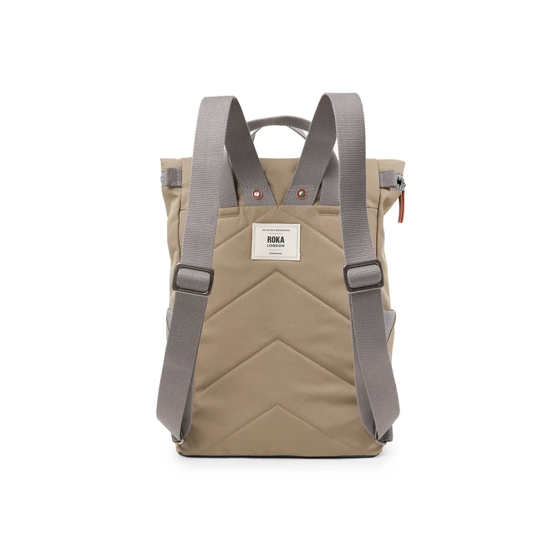 ROKA Finchley Eine mittelgroße, taupefarbene Tasche aus recyceltem Canvas