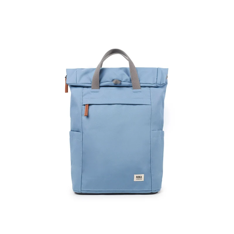 ROKA Finchley Eine mittelgroße Tasche aus recyceltem Canvas in Retro-Blau