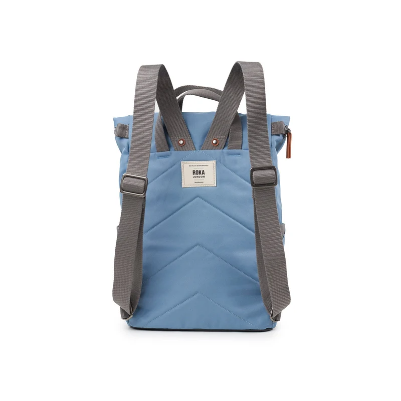 ROKA Finchley Eine mittelgroße Tasche aus recyceltem Canvas in Retro-Blau