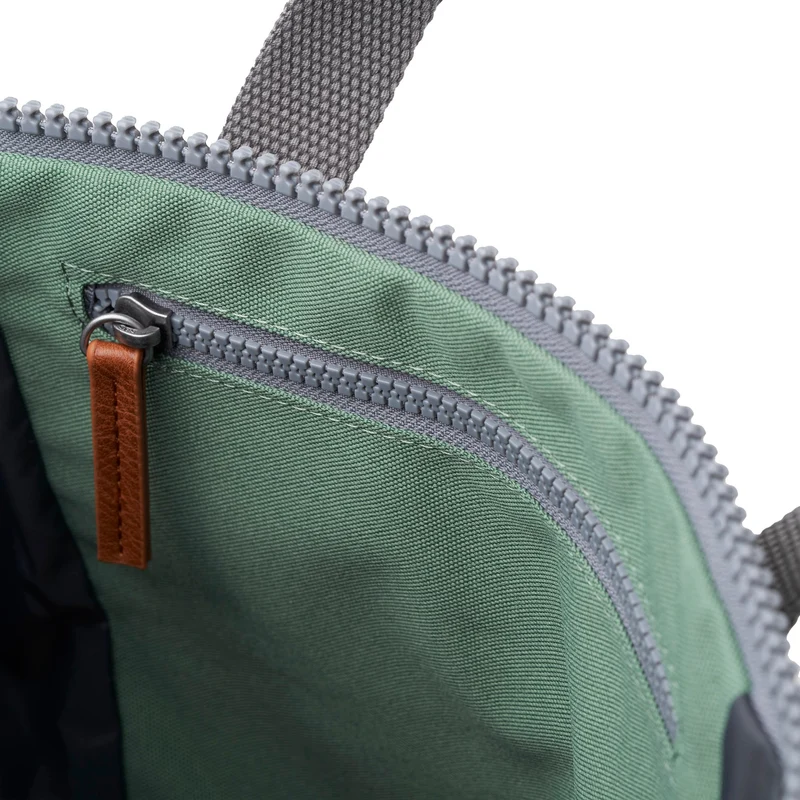 ROKA Finchley Eine Frost Medium Tasche aus recyceltem Canvas